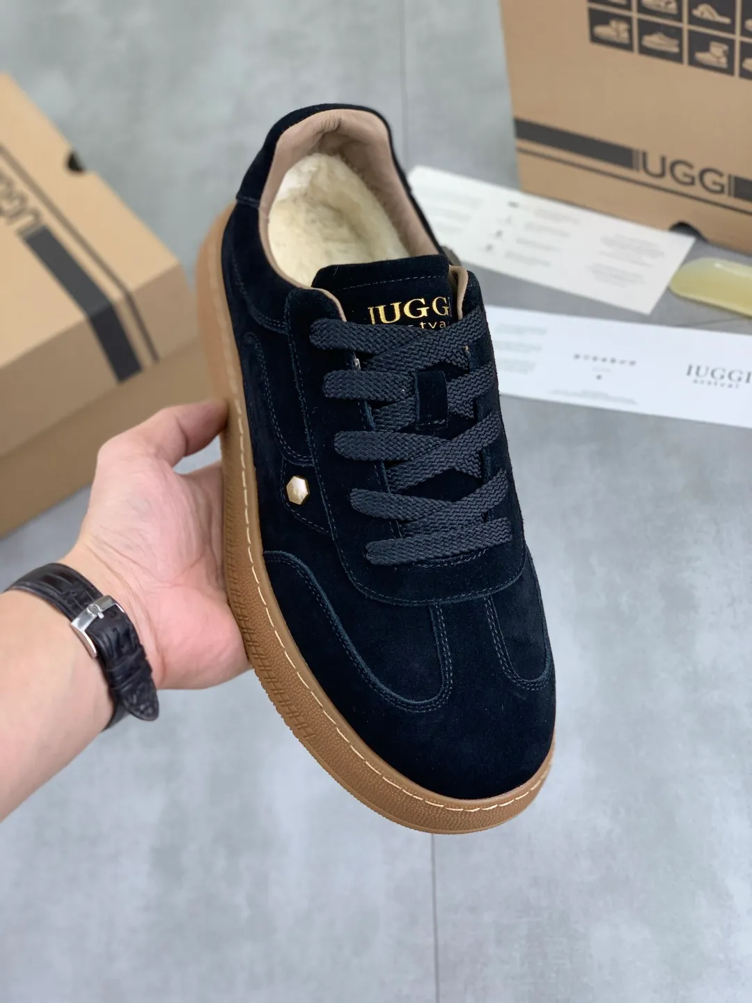 Men's shoes 💰P520 New arrival 🆕🆕🆕 26 new IUGGI men's moral training shoes Winter lace-up low-cut casual men's shoes Outer layer of cowhide, rubber outsole, lining with wool, comfortable and breathable💯 Versatile winter essentials👌 Transform your feet into the brightest "boy"❗️ Size: 39-44 Three colors
